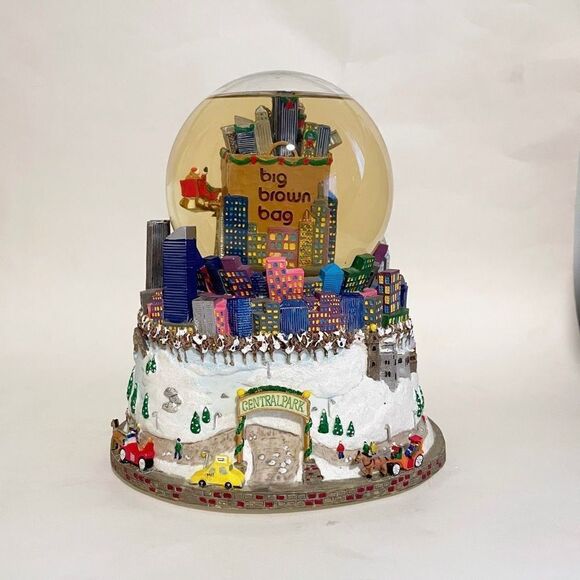 Bloomingdale’s New York City Musical Light Up Snow Globe Christmas Holiday - Picture 1 of 6